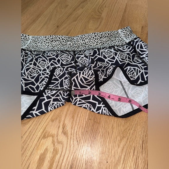 Lululemon Speed Short Posey Black White / Miss Mosaic Black / Black Size 8 - Picture 5 of 8